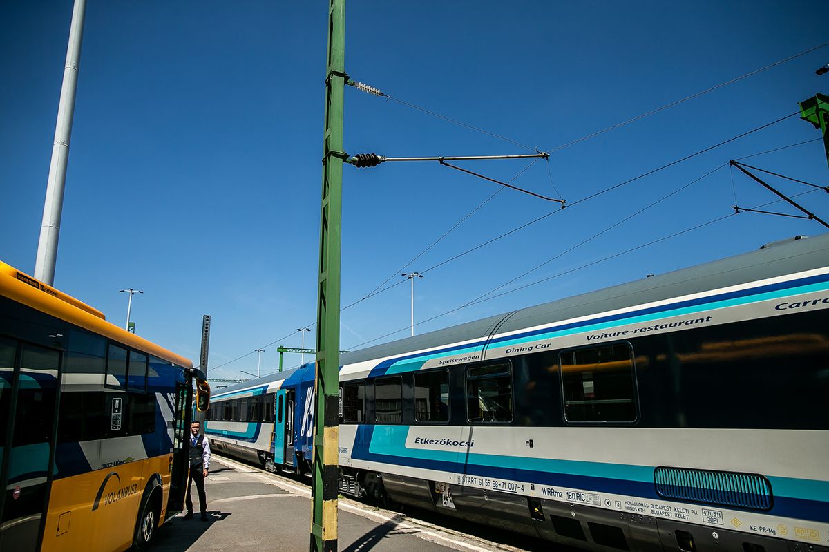 20210616 Budapest

Sok fejlesztéssel, erős turisztikai szezonra készül a MÁV-Volán-csoport, a nyári menetrend bevezetésével tovább javul a Balaton vasúti és autóbuszos elérhetősége. A  MÁV-Start Zrt. sajtótájékoztatója.

Fotó: Kurucz Árpád KÁ Magyar Nemzet