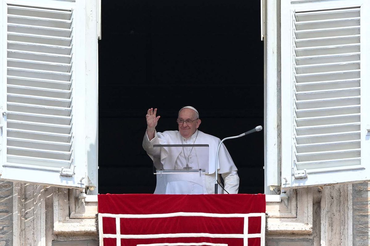 Pope Francis waves as he prepares to deliver his Regina Coeli prayer from a window overlooking St Peter's square on April 23, 2023. (Photo by Vincenzo PINTO / AFP)
VATICAN-POPE-RELIGION