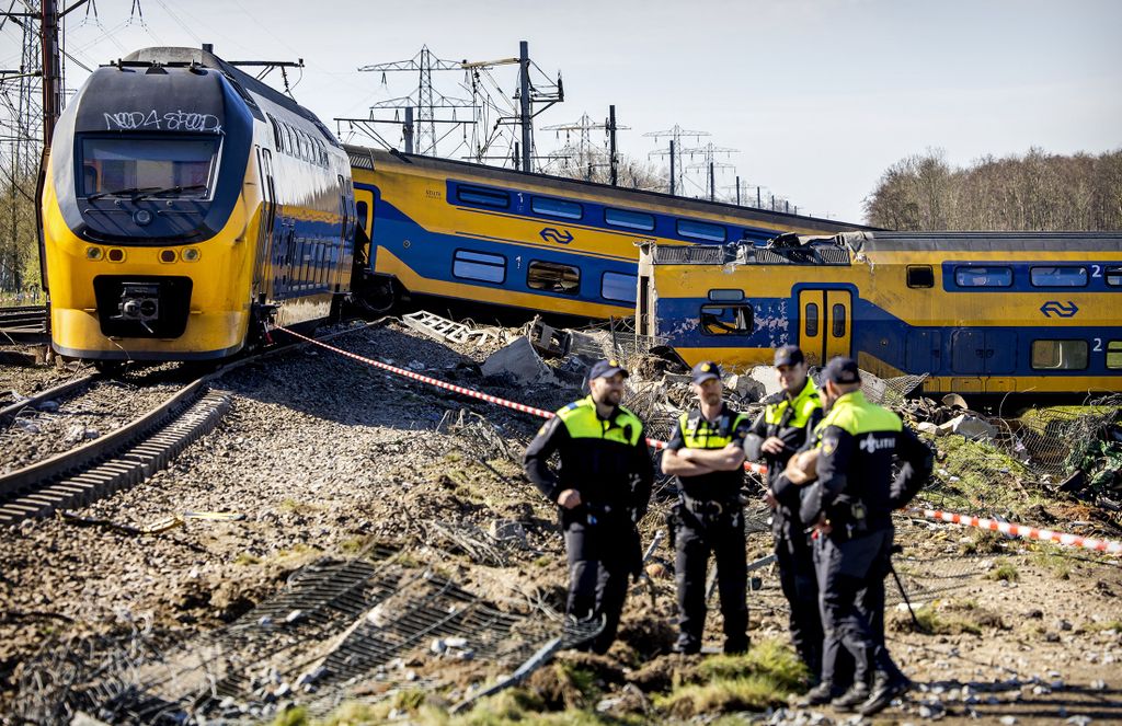 Voorschoten - The place where two trains collided with a construction crane. One person has died and several people have been injured. ANP POOL ROBIN VAN LONKHUIJSEN netherlands out - belgium out (Photo by ROBIN VAN LONKHUIJSEN / ANP MAG / ANP via AFP)