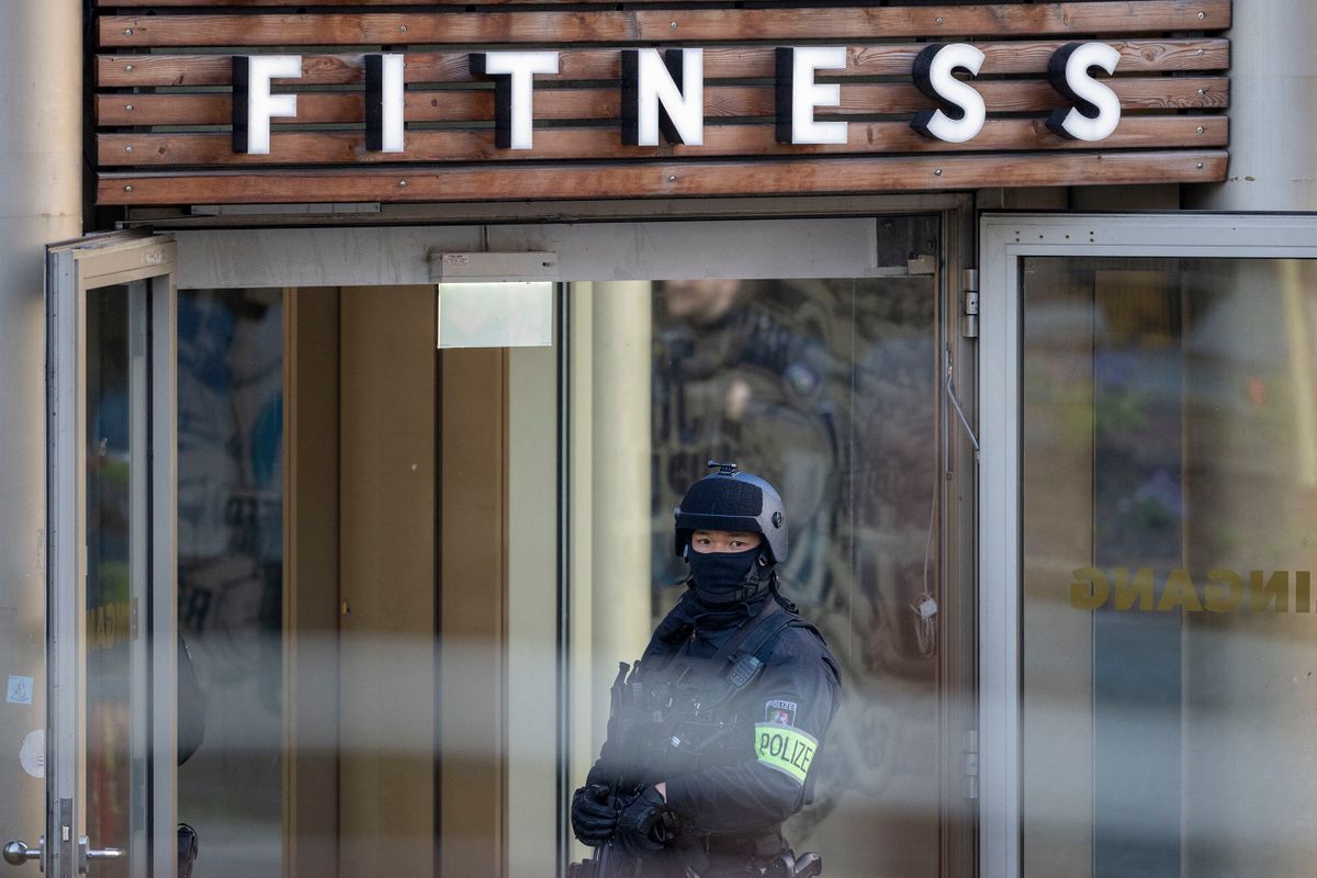 18 April 2023, North Rhine-Westphalia, Duisburg: A police officer is on duty in Duisburg. Several people were seriously injured in an attack at a gym in downtown Duisburg on Tuesday evening. This was announced by a police spokesman in Duisburg. Photo: Christoph Reichwein/dpa 