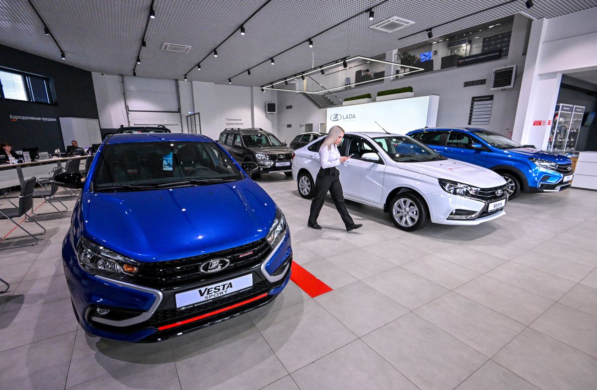 A manager crosses the showroom at a Lada car dealership in Tolyatti, also known as Togliatti, on April 1, 2022. - For generations the Russian city of Tolyatti has been synonomous with the maker of one of the country's best-known brands -- the Lada automobile. But with the West piling sanctions on Russia over its military action in Ukraine, Tolyatti and the workers of Avtovaz are bracing for tough times. 