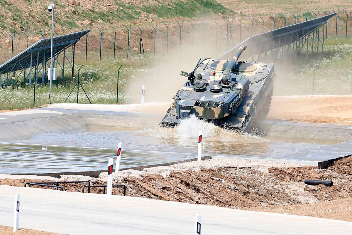 Zalaegerszeg, 2021. július 15.Leopard 2A4HU harckocsi bemutatója a Zalaegerszegi ZalaZONE Rheinmetall Off-road Tesztpálya első ütemének átadása napján, 2021. július 15-én. A harcjárműveket gyártó Rheinmetall Hungary Zrt. tesztpályájának három pályaeleme a járművek sárban való tesztelését, mászóképességét és kezelhetőségét, valamint tartósságának vizsgálatát teszi lehetővé. A tesztpálya mellett épülő, Lynx gyalogsági harcjárműveket gyártó üzemet várhatóan 2023-ban adják át.MTI/Varga György Zalaegerszeg, 2021. július 15.
Leopard 2A4HU harckocsi bemutatója a Zalaegerszegi ZalaZONE Rheinmetall Off-road Tesztpálya első ütemének átadása napján, 2021. július 15-én. A harcjárműveket gyártó Rheinmetall Hungary Zrt. tesztpályájának három pályaeleme a járművek sárban való tesztelését, mászóképességét és kezelhetőségét, valamint tartósságának vizsgálatát teszi lehetővé. A tesztpálya mellett épülő, Lynx gyalogsági harcjárműveket gyártó üzemet várhatóan 2023-ban adják át.
MTI/Varga György