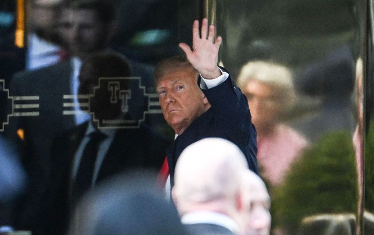 Former US president Donald Trump arrives at Trump Tower in New York on April 3, 2023. - Trump arrived Monday in New York where he will surrender to unprecedented criminal charges, taking America into uncharted and potentially volatile territory as he seeks to regain the presidency. The 76-year-old Republican, the first US president ever to be criminally indicted, will be formally charged Tuesday over hush money paid to a porn star during the 2016 election campaign. (Photo by ANDREW CABALLERO-REYNOLDS / AFP)
US-POLITICS-TRUMP-INDICTMENT