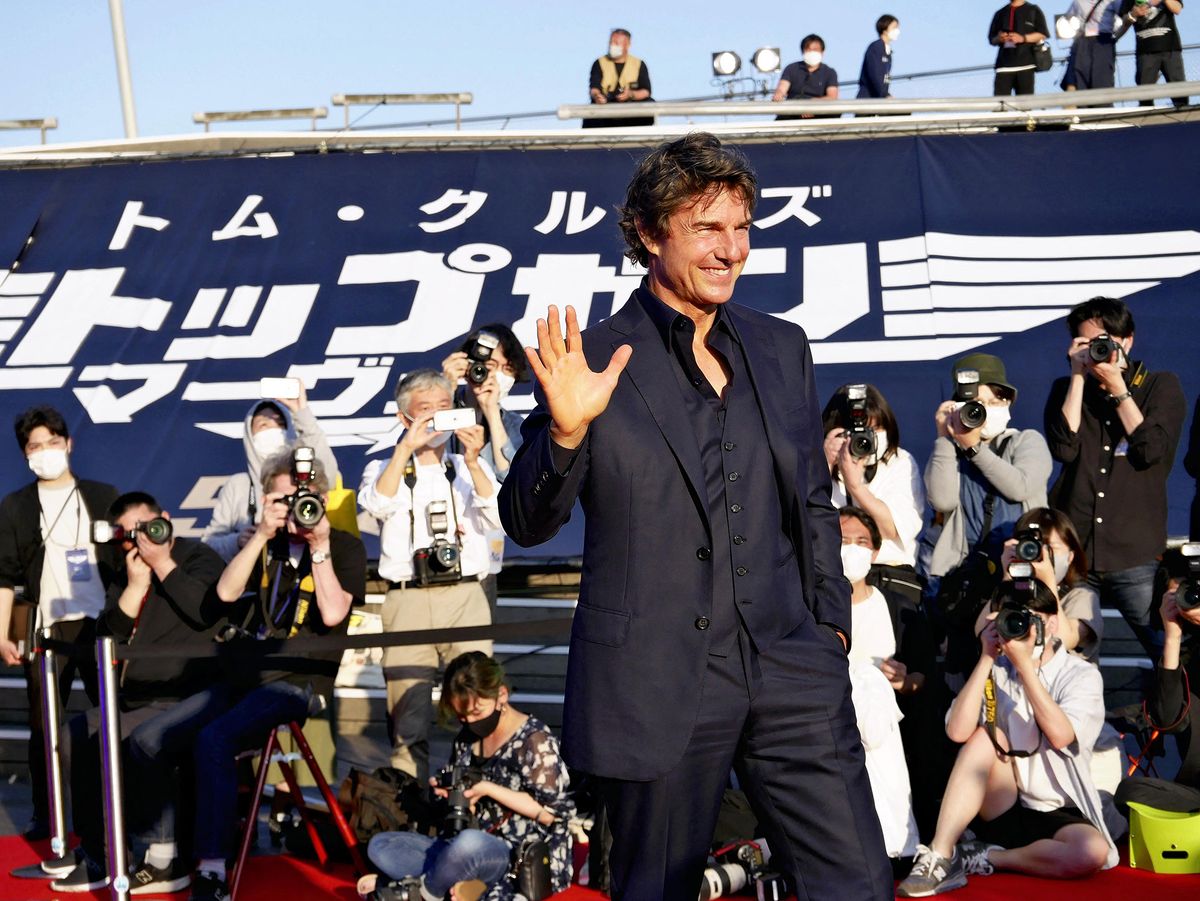 Tom Cruise welcomed by fans in Yokohama