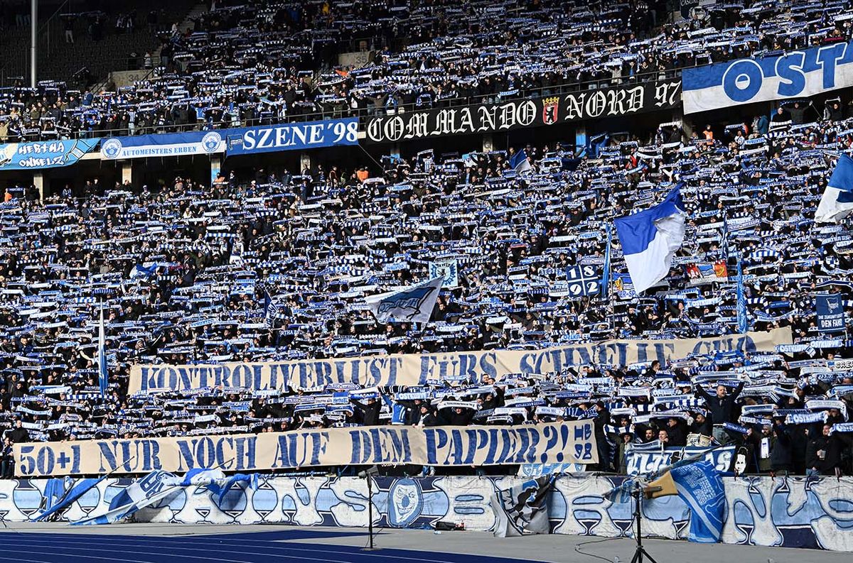 Hertha BSC - FSV Mainz 05 11 March 2023, Berlin: Soccer: Bundesliga, Hertha BSC - FSV Mainz 05, Matchday 24, Olympiastadion, fans in the Ostkurve with banners "50+1 only on paper" and "Loss of control For fast money". Photo: Soeren Stache/dpa - IMPORTANT NOTE: In accordance with the requirements of the DFL Deutsche Fußball Liga and the DFB Deutscher Fußball-Bund, it is prohibited to use or have used photographs taken in the stadium and/or of the match in the form of sequence pictures and/or video-like photo series. (Photo by SOEREN STACHE / DPA / dpa Picture-Alliance via AFP)