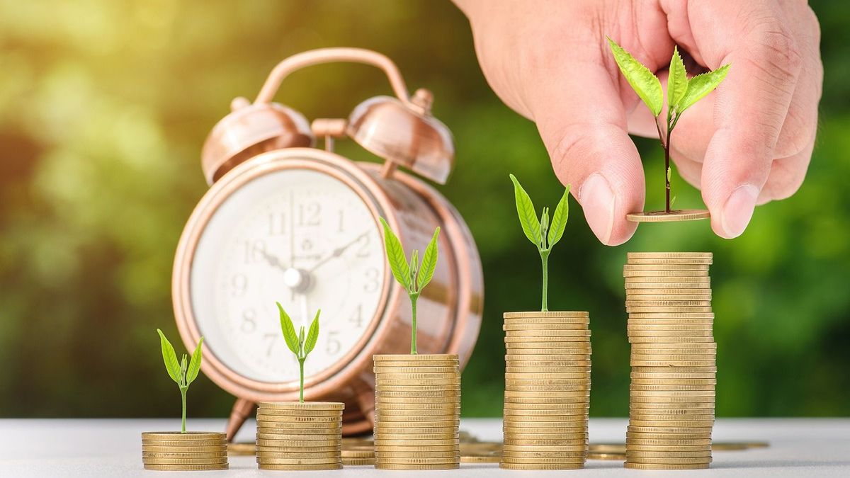 Close,Up,Of,Male,Hand,Stacking,Gold,Coins,With,Green Close up of male hand stacking gold coins with green bokeh background ,Business Finance and Money concept,Save money for prepare in the future. zöldkötvények, green bonds