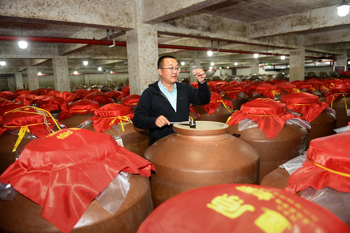 CHINA-ZHEJIANG-ZHUJI-BAIJIU-LIQUOR-PRODUCTION-MARKETING (CN)
(201120) -- ZHUJI, Nov. 20, 2020 (Xinhua) -- Liquor taster Bian Guocai evaluates a base liquor used to make Baijiu at a local distillery in Tongshan Town of Zhuji, east China's Zhejiang Province, Nov. 20, 2020. Tongshan, a well-known liquor town in east China, produces more than 4,000 tonnes of Baijiu every year. (Xinhua/Weng Xinyang) (Photo by Weng Xinyang / XINHUA / Xinhua via AFP)