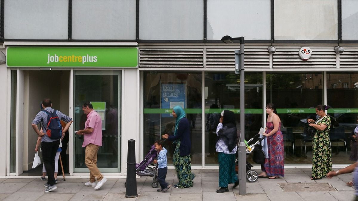 People queue to enter a job centre in east London on July 20, 2016. - Britain's unemployment rate dipped to 4.9 percent in the three months to May, the lowest level since 2005, official data showed on Wednesday. (Photo by Daniel LEAL / AFP)
BRITAIN-ECONOMY-UNEMPLOYMENT