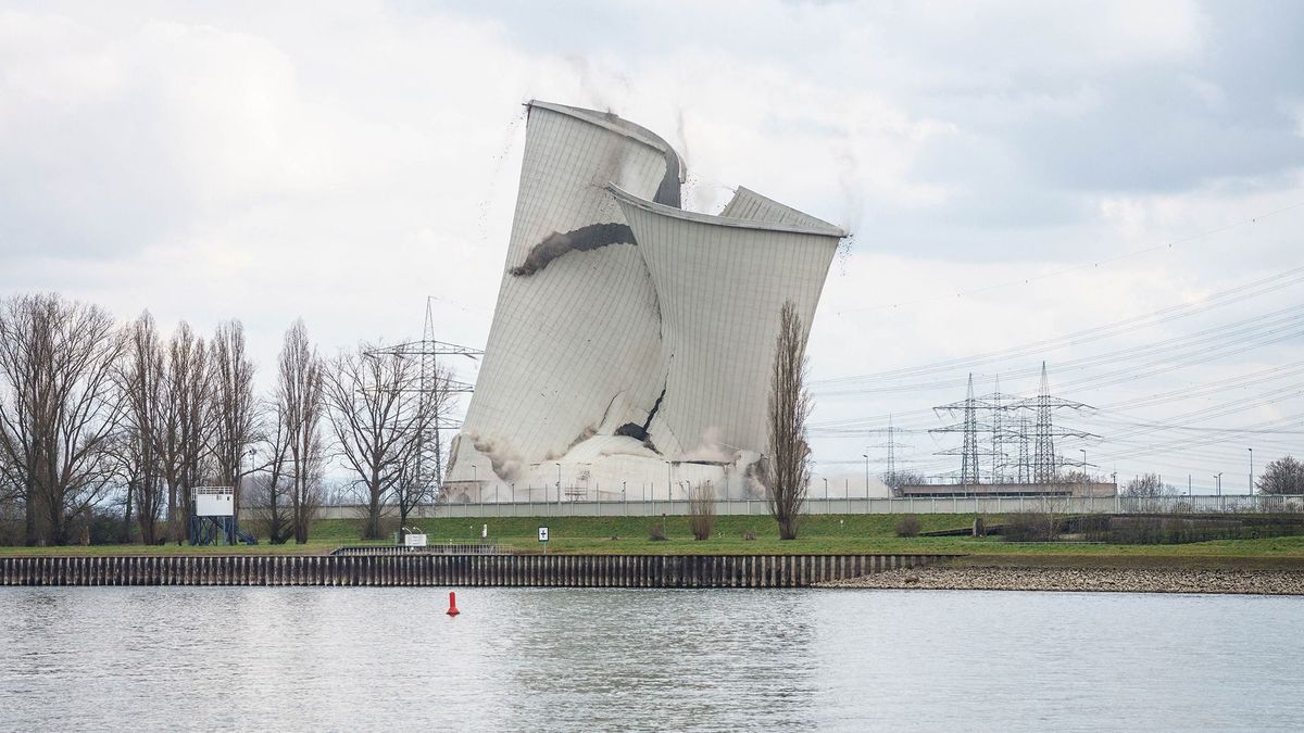 Second cooling tower of the Biblis nuclear power plant falls