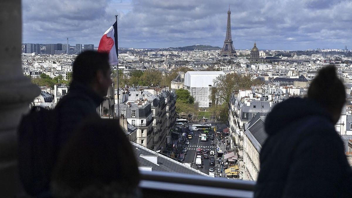 The Pantheon opens its 35-meter-height top floor to the public in Paris PARIS, FRANCE - APRIL 12: Tourists view Paris from Pantheon's 35-meter-height top floor as it opens to the public in Paris, France on April 12, 2023. Firas Abdullah / Anadolu Agency (Photo by Firas Abdullah / ANADOLU AGENCY / Anadolu Agency via AFP)