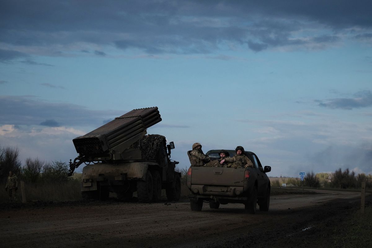 Ukrainian soldiers drive past a BM-21 Grad multiple rocket launcher on the frontline near Bakhmut, Donetsk region, on April 23, 2023, amid the Russian invasion on Ukraine. 
orosz-ukrán háború