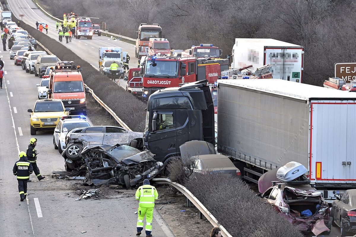 Herceghalom, 2023. március 11.Összeroncsolódott gépjárművek az M1-es autópályánál Herceghalomnál, ahol öt kamion és 37 autó ütközött össze, mindkét irányban lezárták az autópályát 2023. március 11-én. A balesetben érintett öt kamion és 37 személygépkocsi közül 19 jármű kiégett, és összesen 26 ember sérült meg. Közülük hatan életveszélyesen, heten pedig súlyosan sérültek.MTI/Lakatos Péter
Herceghalom, 2023. március 11.
Összeroncsolódott gépjárművek az M1-es autópályánál Herceghalomnál, ahol öt kamion és 37 autó ütközött össze, mindkét irányban lezárták az autópályát 2023. március 11-én. A balesetben érintett öt kamion és 37 személygépkocsi közül 19 jármű kiégett, és összesen 26 ember sérült meg. Közülük hatan életveszélyesen, heten pedig súlyosan sérültek.
MTI/Lakatos Péter