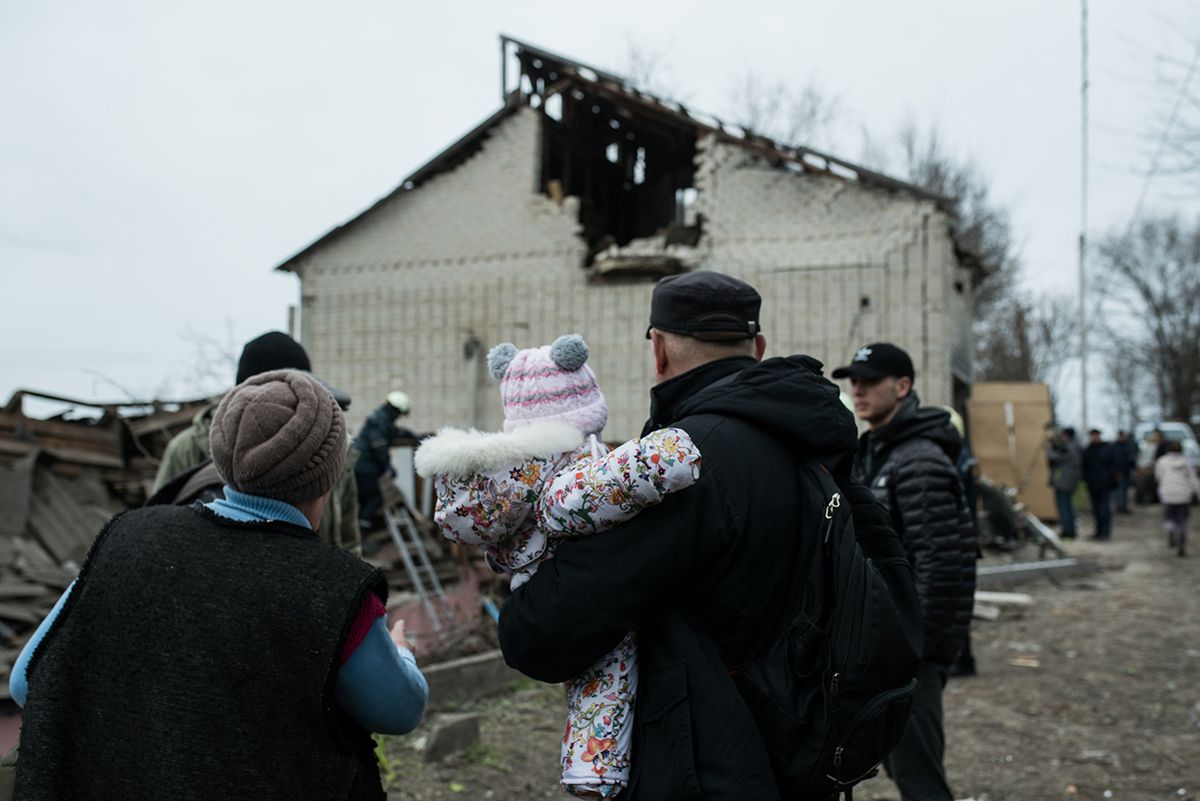 Russian Missile Attack On Cemetery In Zaporizhzhia
ZAPORIZHZHIA, UKRAINE - MARCH 31: Family stands with saved child from the house damaged by the blast wave after a missile attack on March 31, 2023 in Zaporizhzhia, Ukraine. Zaporizhzhia, like other frontline cities of Ukraine, due to the proximity of the front line, has been regularly shelled by Russian troops since the beginning of the full-scale invasion. Over the past six months, missile attacks on residential buildings and infrastructure facilities have intensified in the city. (Photo by Elena Tita/Global Images Ukraine via Getty Images)
Elmaradt a húsévit fegyverszünet: több tucat támadás érte a Zaporizzsjai régiót.