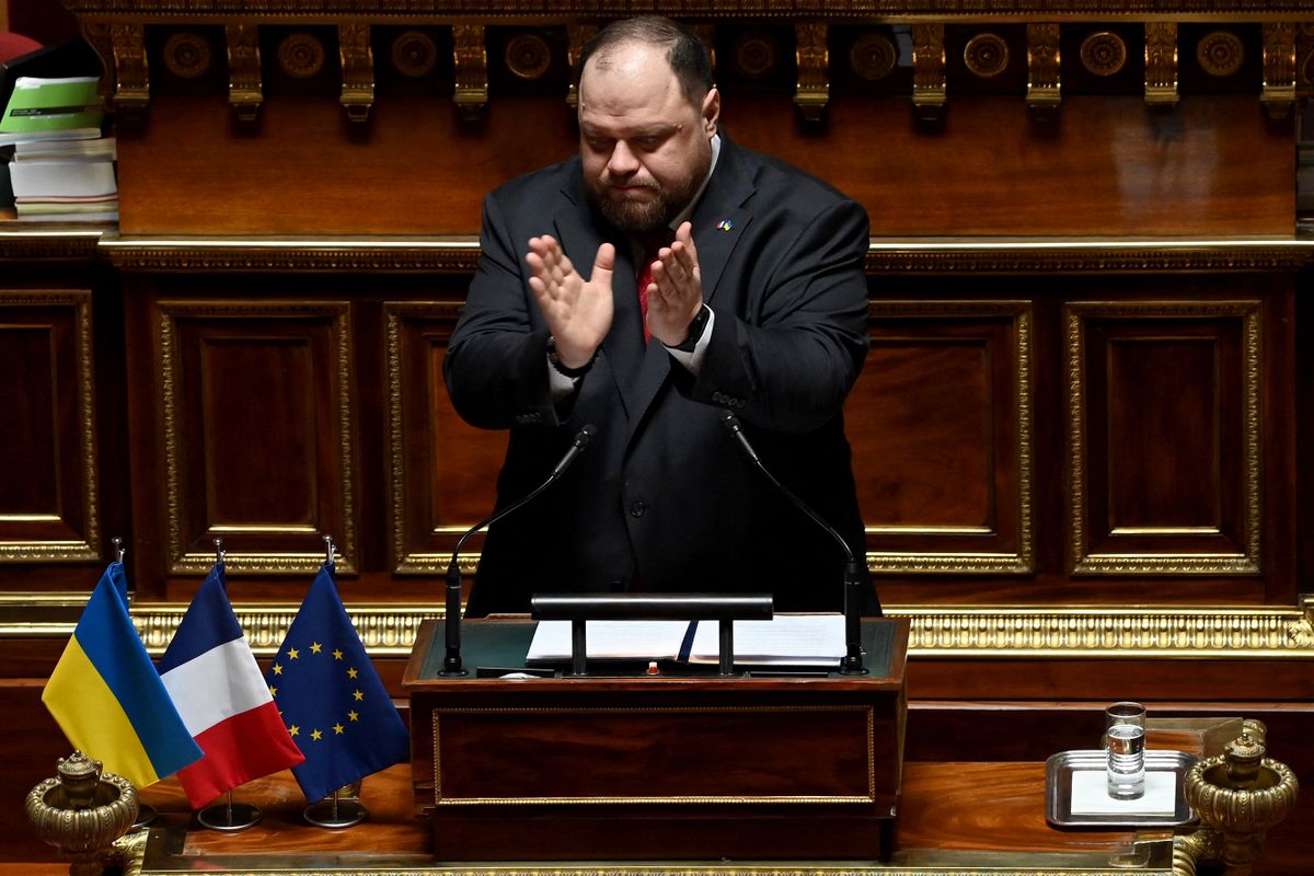 Ukraine's Parliament chairman Ruslan Stefanchuk applauds as he attends the French Senate to deliver a speech, in Paris on February 1, 2023. 
Ukrajna
