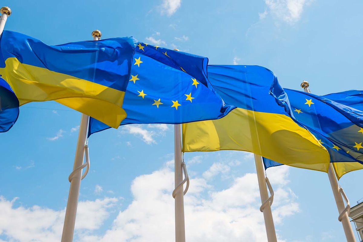 Row,Of,Flag,Poles,With,European,Union,And,Ukraine,Flags
Row of flag poles with European Union and Ukraine flags fluttering by wind on blue sky background