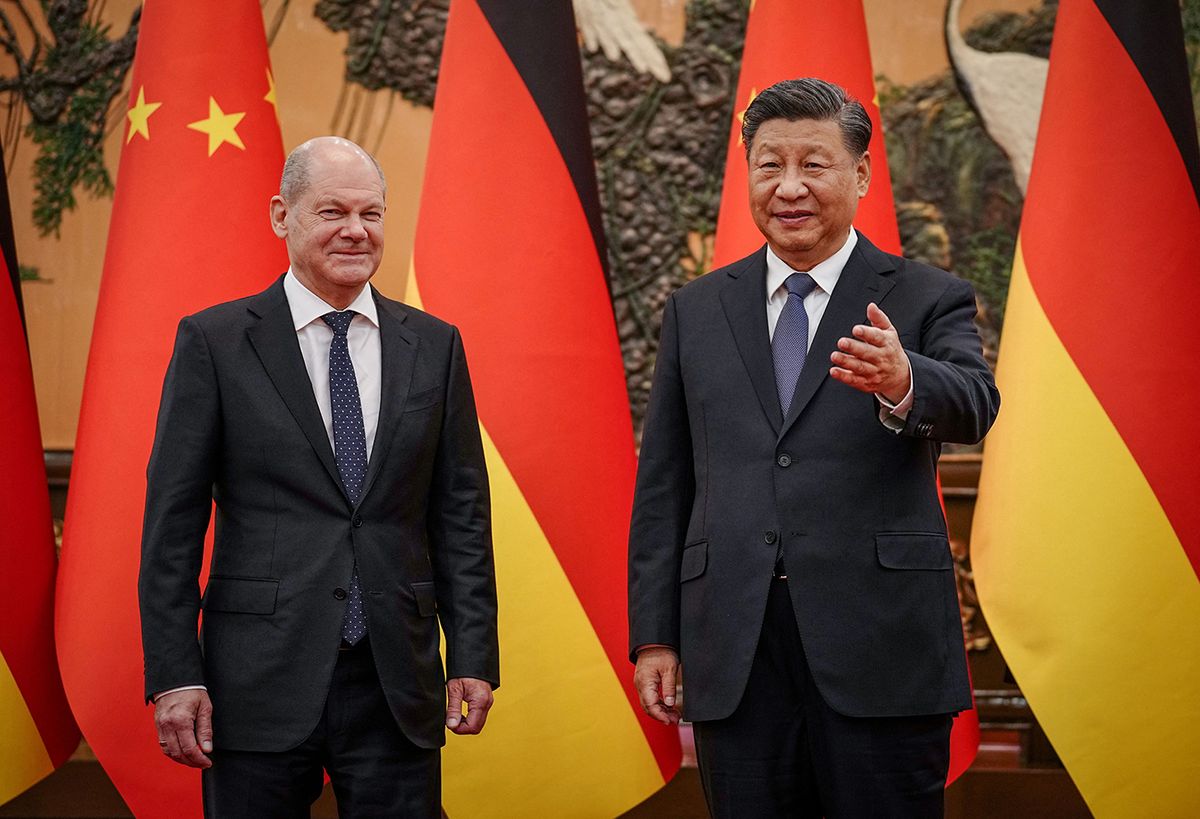 Chinese President Xi Jinping (R) welcomes German Chancelor Olaf Scholz at the Grand Hall in Beijing on November 4, 2022. (Photo by Kay Nietfeld / POOL / AFP)
CHINA-GERMANY-DIPLOMACY