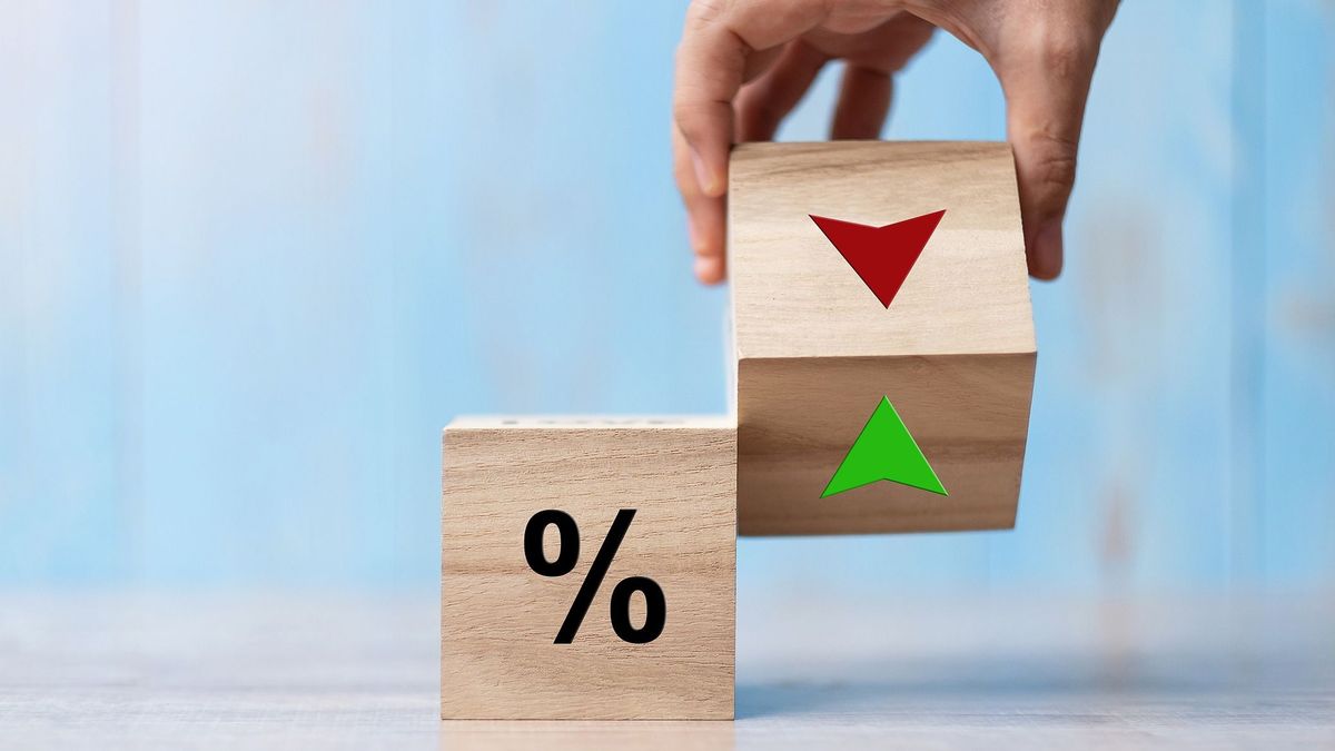 Business,Man,Hand,Change,Wood,Cube,Block,With,Percentage,To