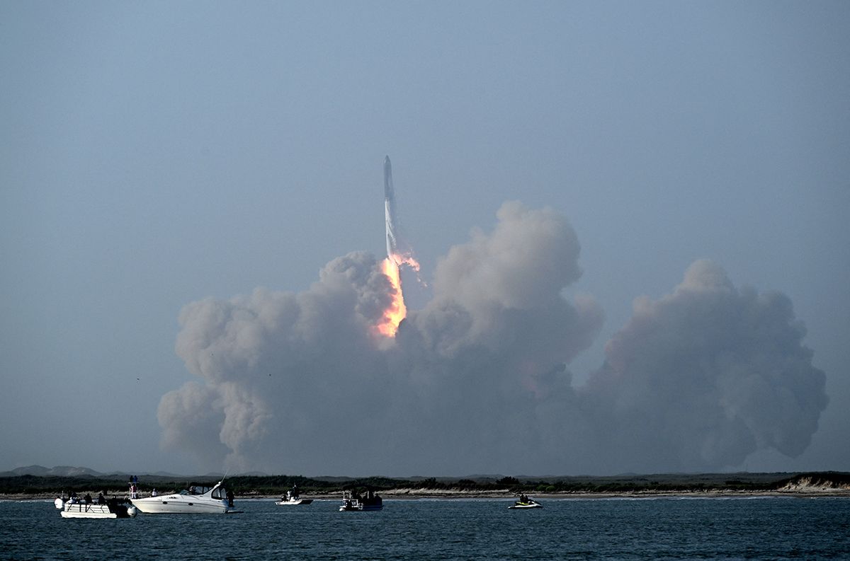The SpaceX Starship lifts off from the launchpad during a flight test from Starbase in Boca Chica, Texas, on April 20, 2023. - The rocket successfully blasted off at 8:33 am Central Time (1333 GMT). The Starship capsule had been scheduled to separate from the first-stage rocket booster three minutes into the flight but separation failed to occur and the rocket blew up. (Photo by Patrick T. Fallon / AFP)
US-SPACE-SPACEX-STARSHIP