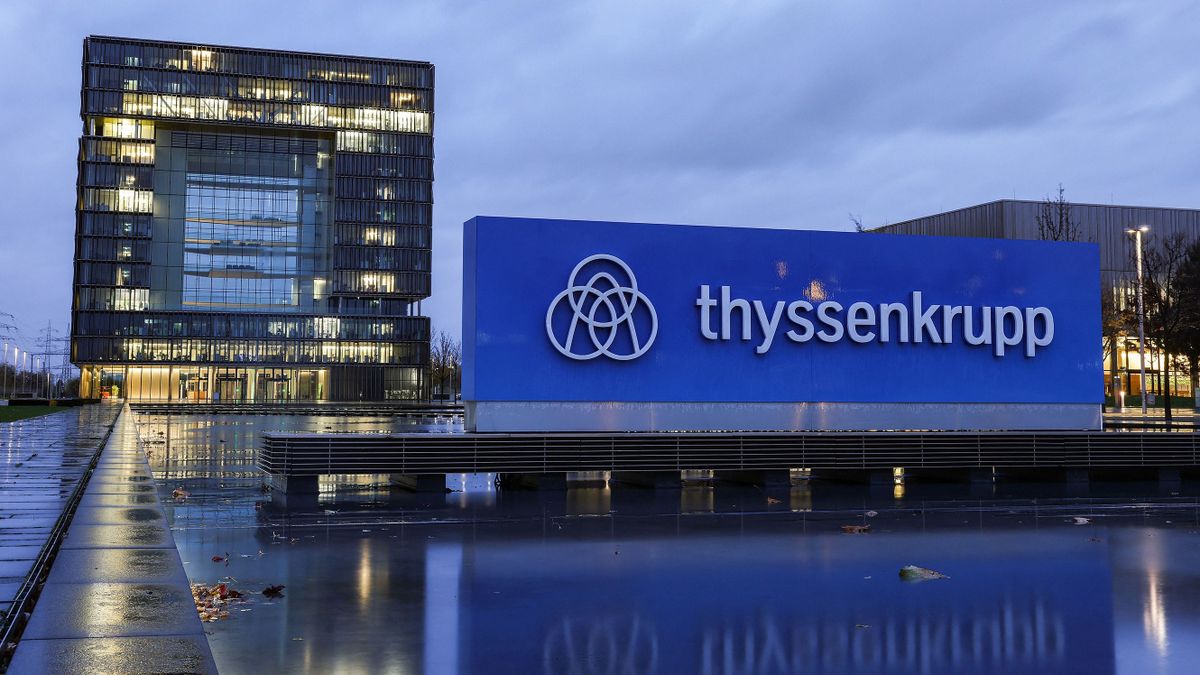 17 November 2022, North Rhine-Westphalia, Essen: The logo is seen in front of thyssenkrupp's headquarters. Above all in steel and materials trading, Thyssenkrupp did good business in the past fiscal year - and in the end significantly increased its profits. (To dpa "Thyssenkrupp exceeds forecast - Dividend again after 4 years")
