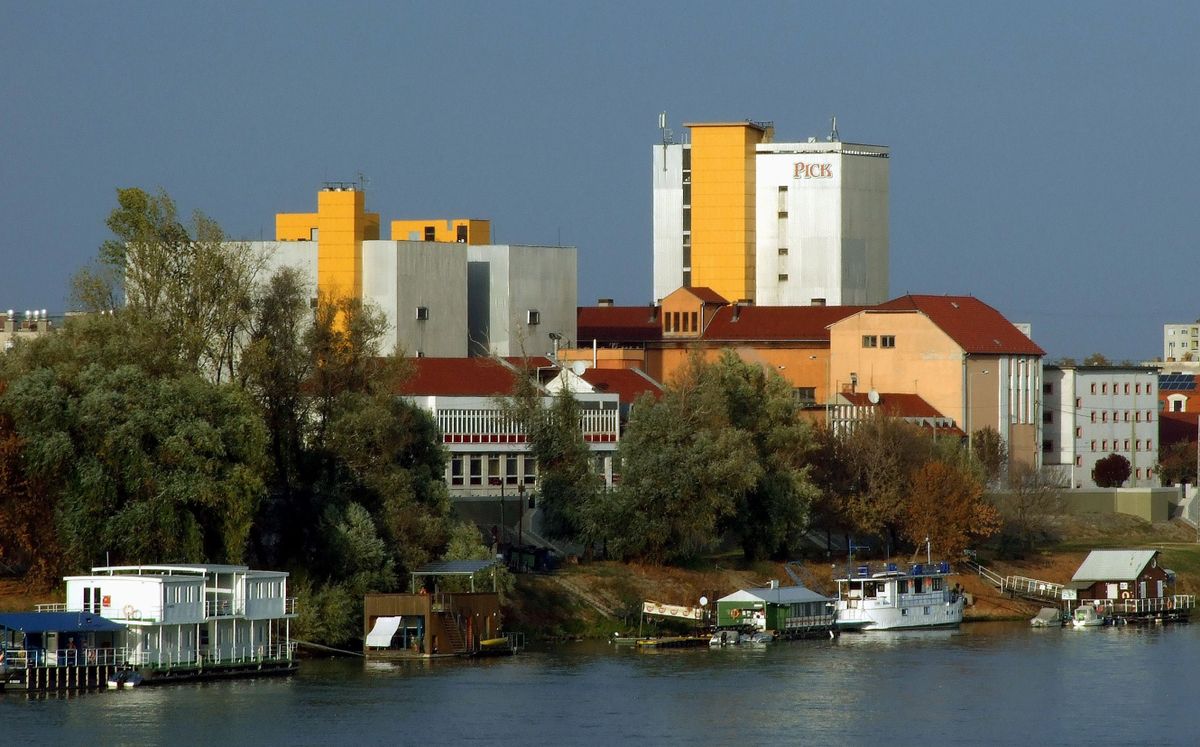 Szeged, 2018. november 3.A termékeiről világhírű Pick Szalámigyár (hivatalos nevén Pick Szeged Zrt.) üzemépületei a Tisza-parton. A céget 1869-ben Pick Márk alapította.MTVA/Bizományosi: Jászai Csaba ***************************Kedves Felhasználó!Ez a fotó nem a Duna Médiaszolgáltató Zrt./MTI által készített és kiadott fényképfelvétel, így harmadik személy által támasztott bárminemű – különösen szerzői jogi, szomszédos jogi és személyiségi jogi – igényért a fotó készítője közvetlenül maga áll helyt, az MTVA felelőssége e körben kizárt.