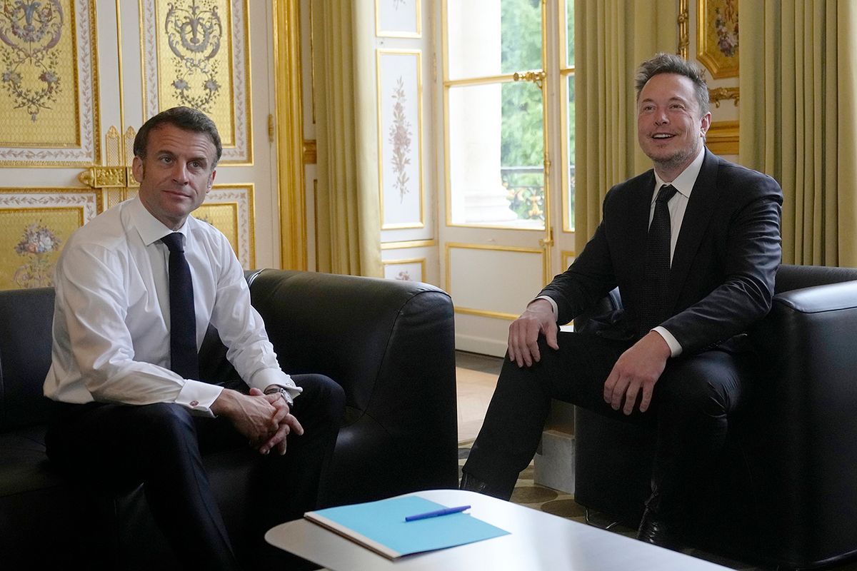 MACRON, Emmanuel; MUSK, Elon
Párizs, 2023. május 15.
Emmanuel Macron francia elnök (b) és Elon Musk dél-afrikai-amerikai üzletember, a Tesla Motors amerikai elektromosjármű-gyártó, a SpaceX amerikai űrkutatási magánvállalat vezérigazgatója megbeszélést folytat a párizsi államfői rezidencián, az Elysée-palotában 2023. május 15-én.
MTI/EPA/Pool/AP/Michel Euler