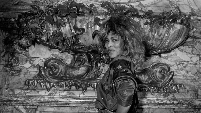 US singer Tina Turner poses after being awarded by a Golden record award on October 8, 1986 in Paris. (Photo by Georges BENDRIHEM / AFP)