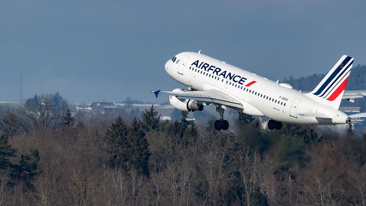 Zurich,,Switzerland,,January,19,,2023,Air,France,Airbus,A319-111,Aircraft Zurich, Switzerland, January 19, 2023 Air France Airbus A319-111 aircraft is taking off from runway 28