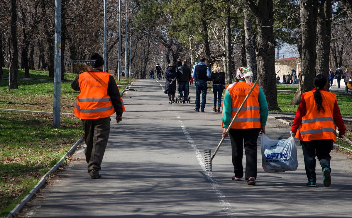 Odessa,,Ukraine,-,03,25,2017:,Workers,In,Vests,Walk