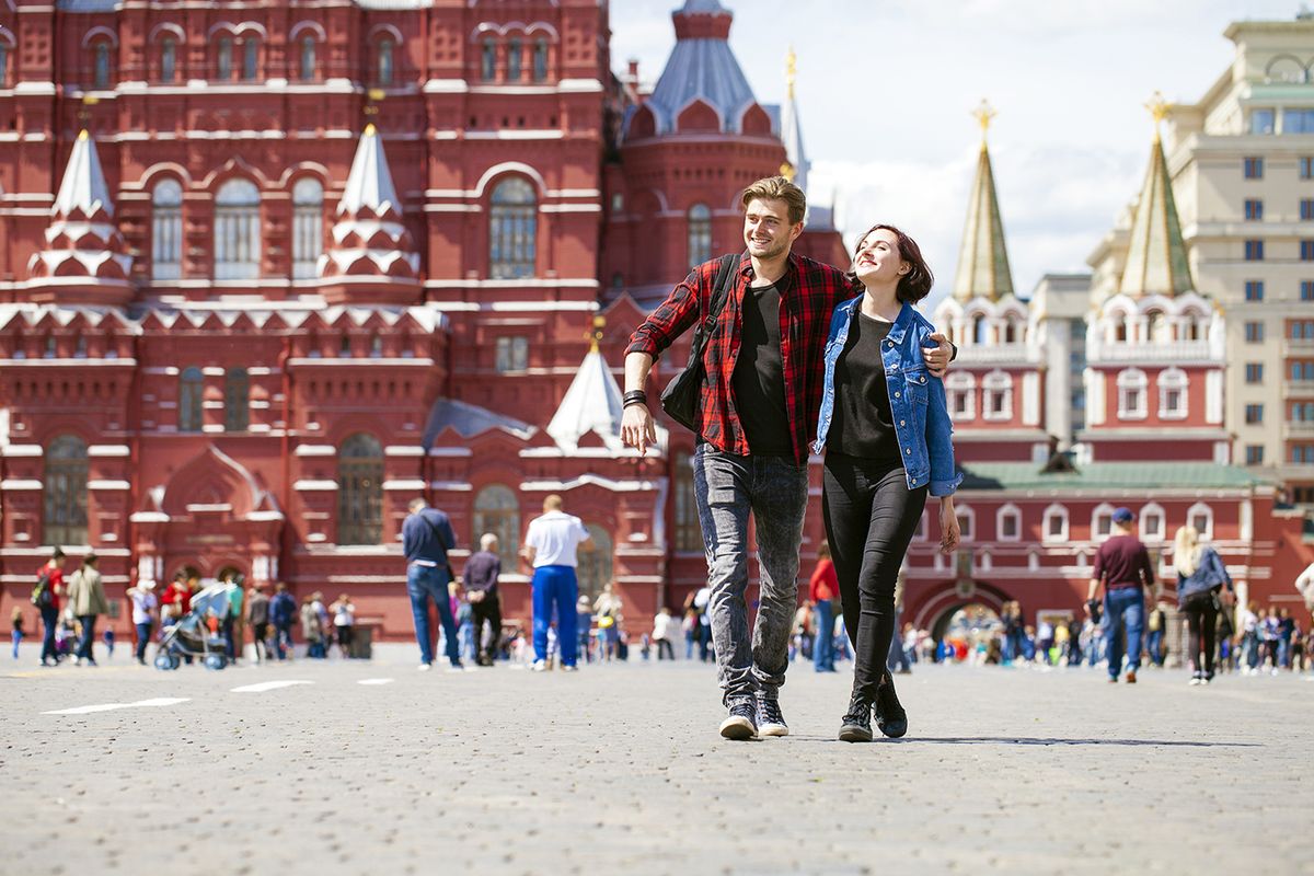 Happy,Tourists,Sightseeing,City,With,Map.,Red,Square,,Moscow,,Russia