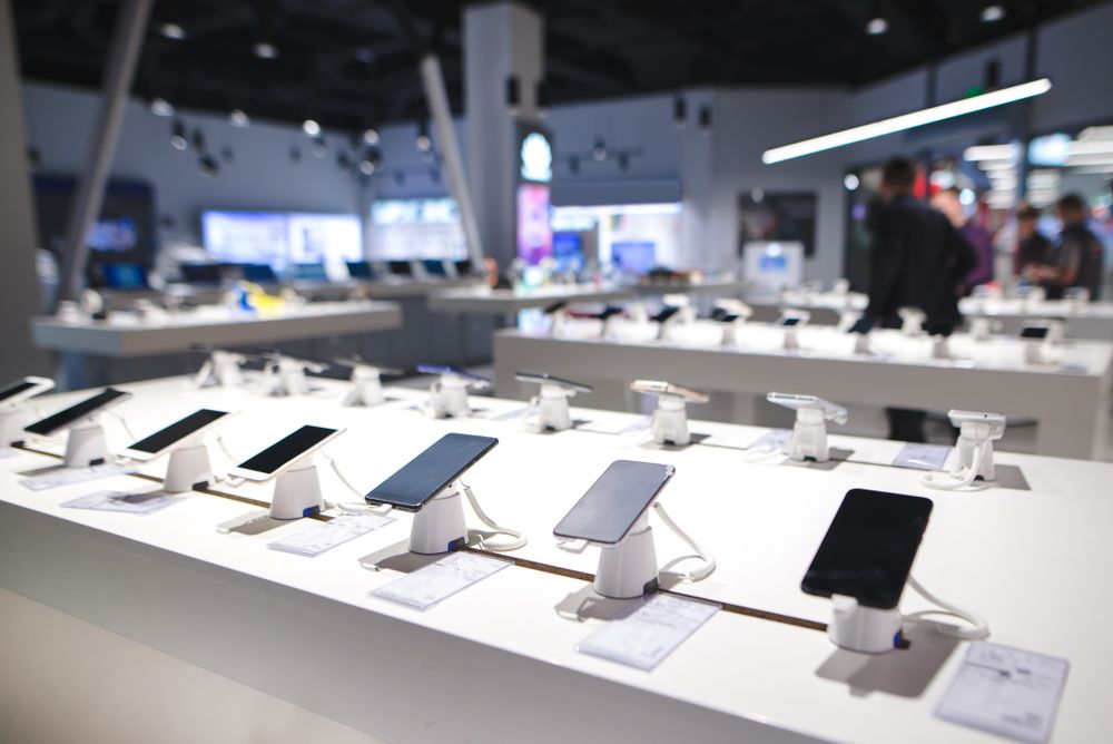 Showcase,With,Smartphones,In,The,Modern,Electronics,Store.,Buy,A