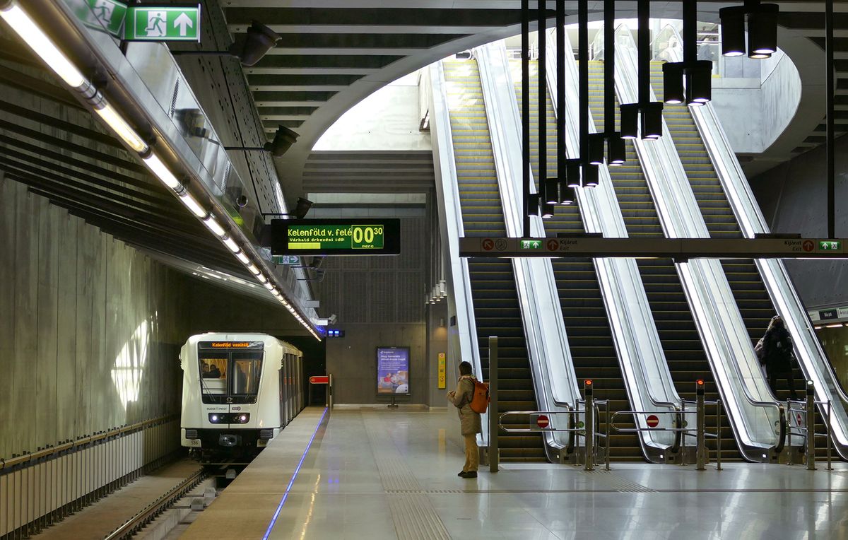 Budapest, 2022. március 9.A Kelenföld vasútállomás és a Keleti pályaudvar között 2014 márciusa óta közlekedő M4-es metróvonall egyik távirányítással működtetett Alstom Metropolis típusú, francia gyártmányú szerelvénye megérkezik a Bikás park mélyállomásra, útban a Kelenföld felé. Jobbra négysoros mozgólépcső, amely az üvegkupolával fedett felszíni kijárathoz szállítja az utasokat. Az üvegkupola hozzájárul, hogy a 14 méteres mélység ellenére világos van a peronoknál. Emellett valamennyi állomáson liftek is segítik a mozgáskorlátozottak közlekedését.MTVA/Bizományosi: Jászai Csaba ***************************Kedves Felhasználó!Ez a fotó nem a Duna Médiaszolgáltató Zrt./MTI által készített és kiadott fényképfelvétel, így harmadik személy által támasztott bárminemű – különösen szerzői jogi, szomszédos jogi és személyiségi jogi – igényért a fotó szerzője/jogutódja közvetlenül maga áll helyt, az MTVA felelőssége e körben kizárt. Budapest, 2022. március 9.
A Kelenföld vasútállomás és a Keleti pályaudvar között 2014 márciusa óta közlekedő M4-es metróvonall egyik távirányítással működtetett Alstom Metropolis típusú, francia gyártmányú szerelvénye megérkezik a Bikás park mélyállomásra, útban a Kelenföld felé. Jobbra négysoros mozgólépcső, amely az üvegkupolával fedett felszíni kijárathoz szállítja az utasokat. Az üvegkupola hozzájárul, hogy a 14 méteres mélység ellenére világos van a peronoknál. Emellett valamennyi állomáson liftek is segítik a mozgáskorlátozottak közlekedését.
MTVA/Bizományosi: Jászai Csaba 
***************************
Kedves Felhasználó!
Ez a fotó nem a Duna Médiaszolgáltató Zrt./MTI által készített és kiadott fényképfelvétel, így harmadik személy által támasztott bárminemű – különösen szerzői jogi, szomszédos jogi és személyiségi jogi – igényért a fotó szerzője/jogutódja közvetlenül maga áll helyt, az MTVA felelőssége e körben kizárt.