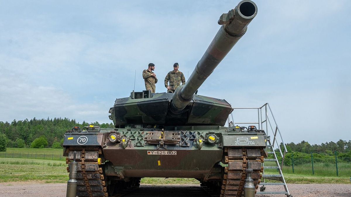 Leopard II main battle tank
24 May 2023, Bavaria, Pfreimd: A Leopard II A6 main battle tank of Panzer Battalion 104 stands in the Oberpfalz barracks. Photo: Armin Weigel/dpa (Photo by ARMIN WEIGEL / DPA / dpa Picture-Alliance via AFP)