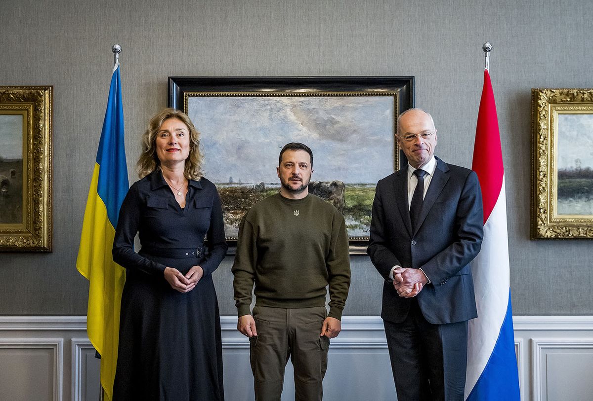 NETHERLANDS-UKRAINE-RUSSIA-CONFLICT-WAR-DIPLOMACY
Ukrainian President Volodymyr Zelensky (C) poses next to Dutch Senate president Jan Anthonie Bruijn (L) and Dutch House of Representatives president Vera Bergkamp ahead of a meeting, in The Hague, on May 4, 2023, as part of his first visit in Netherlands. - Ukrainian President Volodymyr Zelensky is visiting The Hague on May 4, 2023 and will meet with the leadership of the International Criminal Court, which has issued an arrest warrant for Russia's Vladimir Putin, his spokesman said. (Photo by Remko de Waal / ANP / AFP) / Netherlands OUT