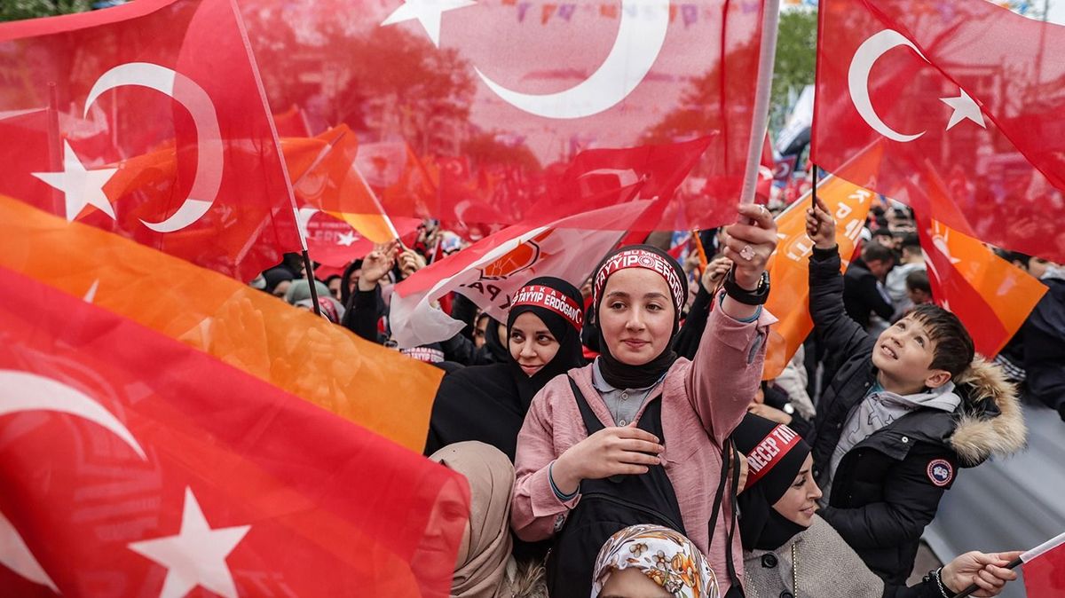Isztambul, 2023. május 12.
Recep Tayyip Erdogan török elnöknek, az iszlamista-konzervatív Igazság és Fejlődés Pártja (AKP) jelöltjének támogatói egy választási kampányrendezvényen Isztambulban 2023. május 12-én, két nappal a török elnökválasztás első fordulója előtt. Törökországban május 14-én parlamenti választásokat is tartanak.
MTI/EPA/Erdem Sahin
Isztambul, 2023. május 12.Recep Tayyip Erdogan török elnöknek, az iszlamista-konzervatív Igazság és Fejlődés Pártja (AKP) jelöltjének támogatói egy választási kampányrendezvényen Isztambulban 2023. május 12-én, két nappal a török elnökválasztás első fordulója előtt. Törökországban május 14-én parlamenti választásokat is tartanak.MTI/EPA/Erdem Sahin