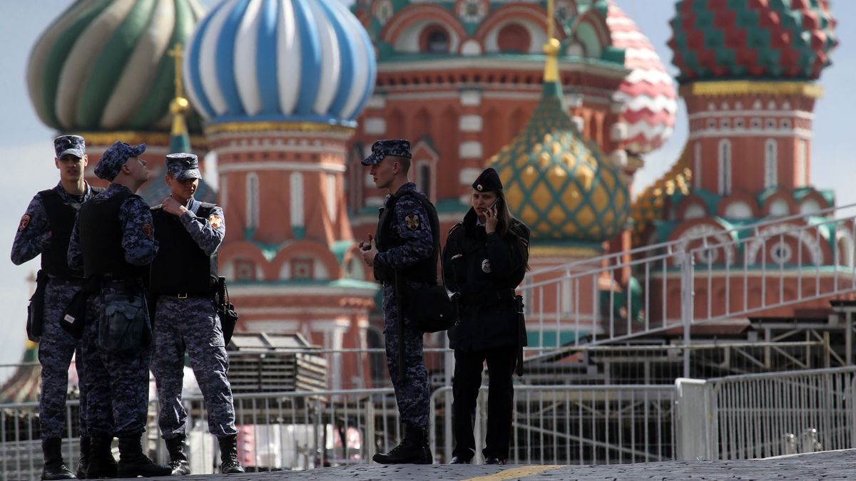 MOSCOW, RUSSIA - APRIL 22 (RUSSIA OUT) Russian National Guard Service soldiers and a female Police officer guard the rally, hosted by Communist Party, at Red Square, April,22,2023, in Moscow, Russia. Communists commemorated the birthday of Russian revolutionary, politician and political theorist Vladimir Lenin (1870-1924), served as first and founding head of the USSR. 