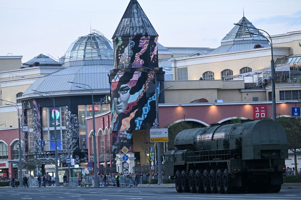A Russian military vehicle drives along the Garden Ring road towards the Red Square for a rehearsal of the Victory Day military parade, in central Moscow, on April 27, 2023. - Russia will celebrate the 78h anniversary of the 1945 victory over Nazi Germany on May 9. 
Győzelem Napja, Oroszország, orosz, Moszkva