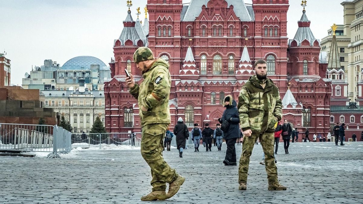 Russia status during the russian invasion of Ukraine.
UKRAINE-CRISIS/

Members of the far right russian paramilitary unit ''Rusich'' take a walk in the Kremlin square during a break in their participation in the russian invasion of Ukraine. (Photo by STR/NurPhoto) (Photo by NurPhoto / NurPhoto via AFP)