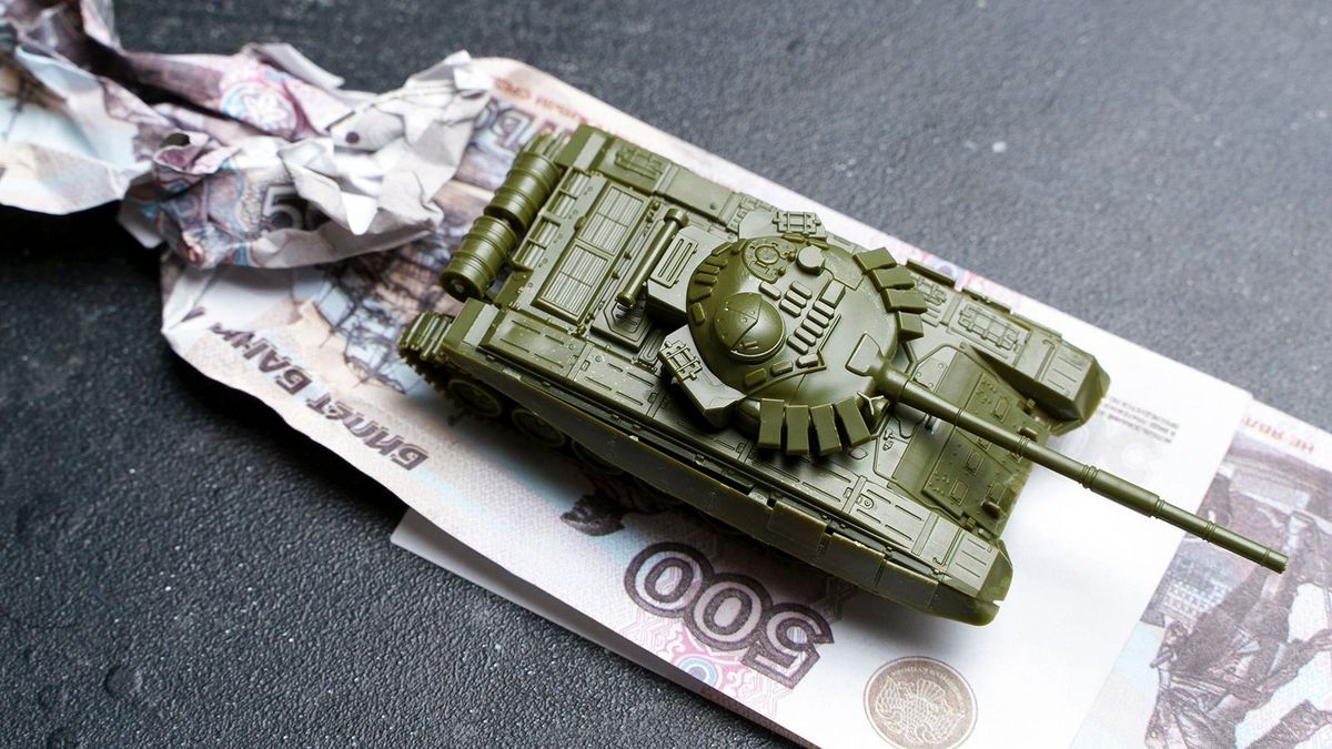 Economic,Crisis,In,Russia,Concept.,Toy,Military,Tank,On,Russian
Economic crisis in Russia concept. Toy military tank on Russian rubles. War conflict in Ukraine, economic sanctions and inflation in Russia