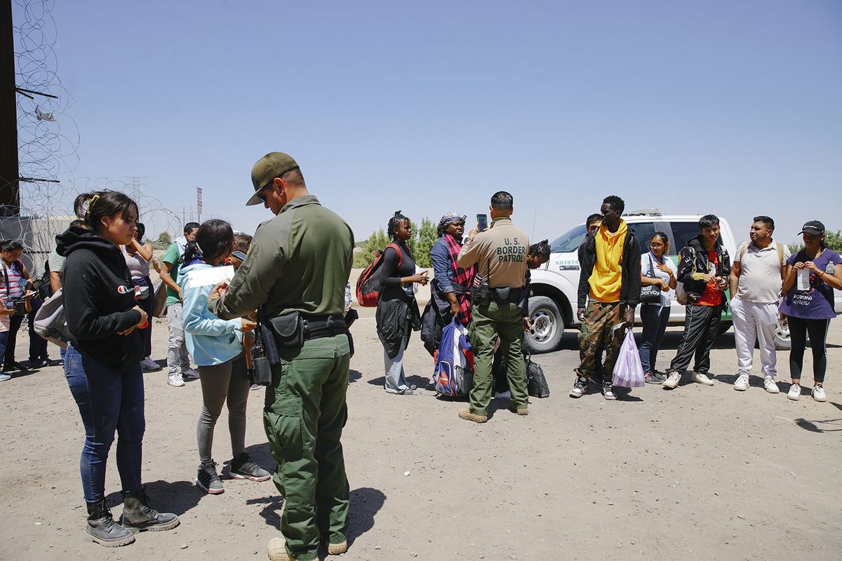 Hundreds of migrants arrive in US border to cross into the United States before Title 42 ends YUMA, ARIZONA-MAY 11: Migrants are processed after long, after long waits at the USA border with Mexico, on the last day of Title 42, in Yuma, Arizona, on May 11, 2023. Katie McTiernan / Anadolu Agency (Photo by Katie McTiernan / ANADOLU AGENCY / Anadolu Agency via AFP)