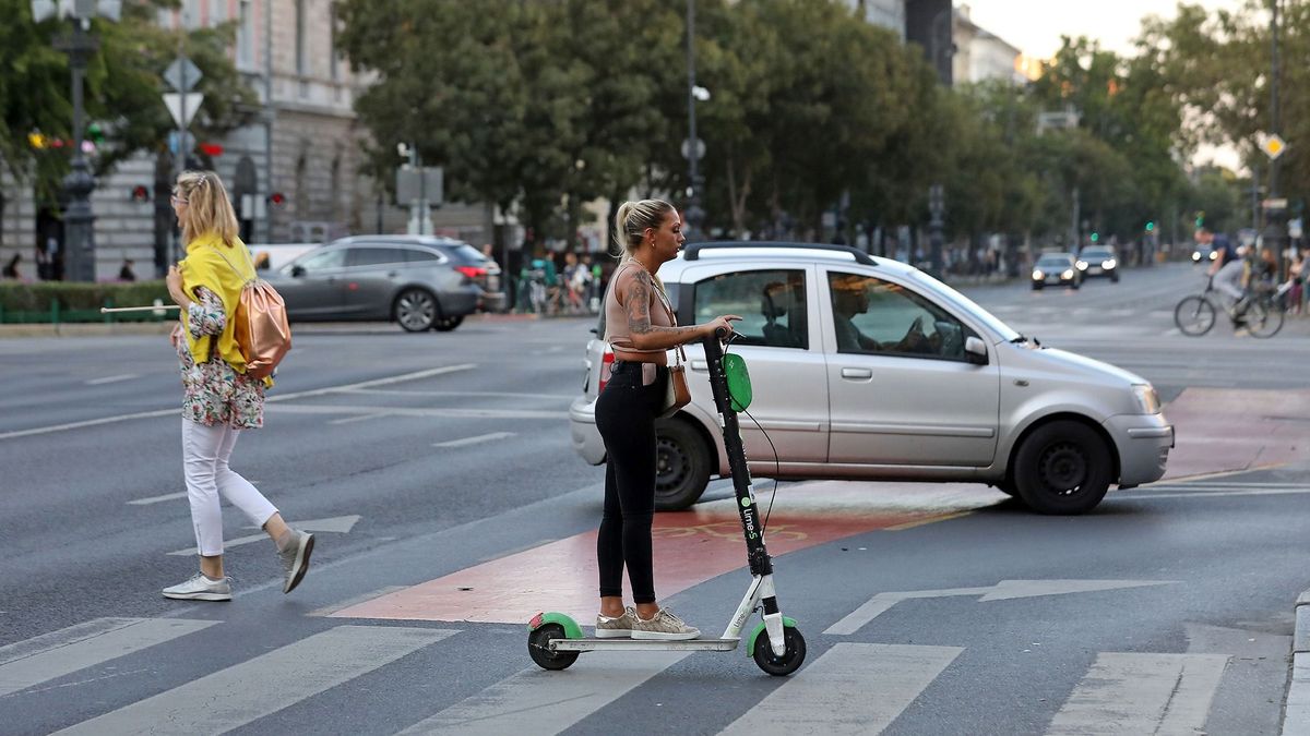 Módosul a KRESZ, változnak az elektromos roller szabályai – máshogy lehet majd vele közlekedni