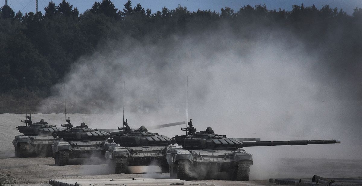 RUSSIA-DEFENCE-ARMY-FORUM
Russian T-90 tanks take position before firing in Kubinka Patriot Park outside Moscow on August 22, 2017 during the first day of the "Army 2017" International Military-Technical Forum. (Photo by Alexander NEMENOV / AFP)