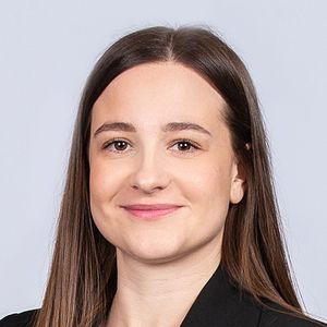 Anga Adrienn, a KPMG szenior tanácsadója, Toronyai Bálint, a KPMG szenior tanácsadója