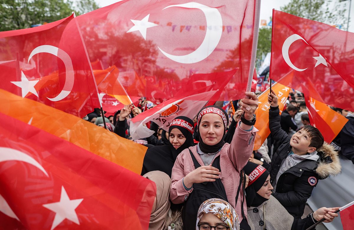 Isztambul, 2023. május 12.
Recep Tayyip Erdogan török elnöknek, az iszlamista-konzervatív Igazság és Fejlődés Pártja (AKP) jelöltjének támogatói egy választási kampányrendezvényen Isztambulban 2023. május 12-én, két nappal a török elnökválasztás első fordulója előtt. Törökországban május 14-én parlamenti választásokat is tartanak.
MTI/EPA/Erdem Sahin
Isztambul, 2023. május 12.Recep Tayyip Erdogan török elnöknek, az iszlamista-konzervatív Igazság és Fejlődés Pártja (AKP) jelöltjének támogatói egy választási kampányrendezvényen Isztambulban 2023. május 12-én, két nappal a török elnökválasztás első fordulója előtt. Törökországban május 14-én parlamenti választásokat is tartanak.MTI/EPA/Erdem Sahin