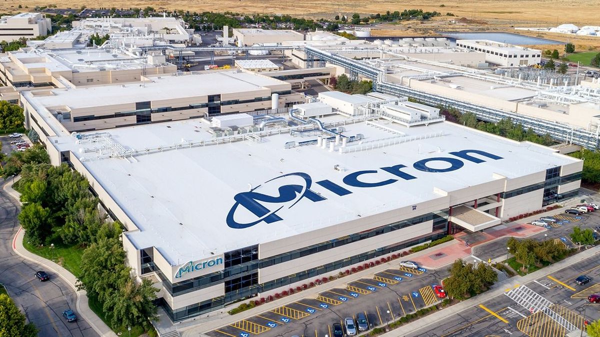 Boise,,Id,,Usa,-,September,21,,2017:,Micron,Technology,Boise
Boise, ID, USA - September 21, 2017: Micron Technology Boise . Micron is a leading company in semiconductor manufacturing. View of top of building with name