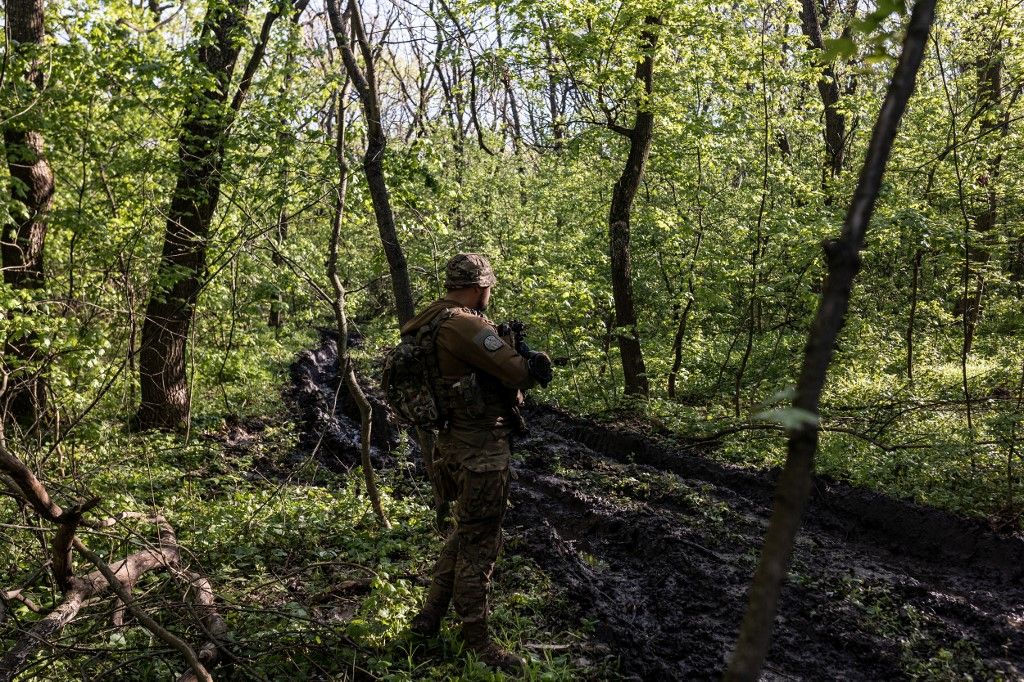 Ukrainian soldiers on the Bakhmut frontline in Donetsk