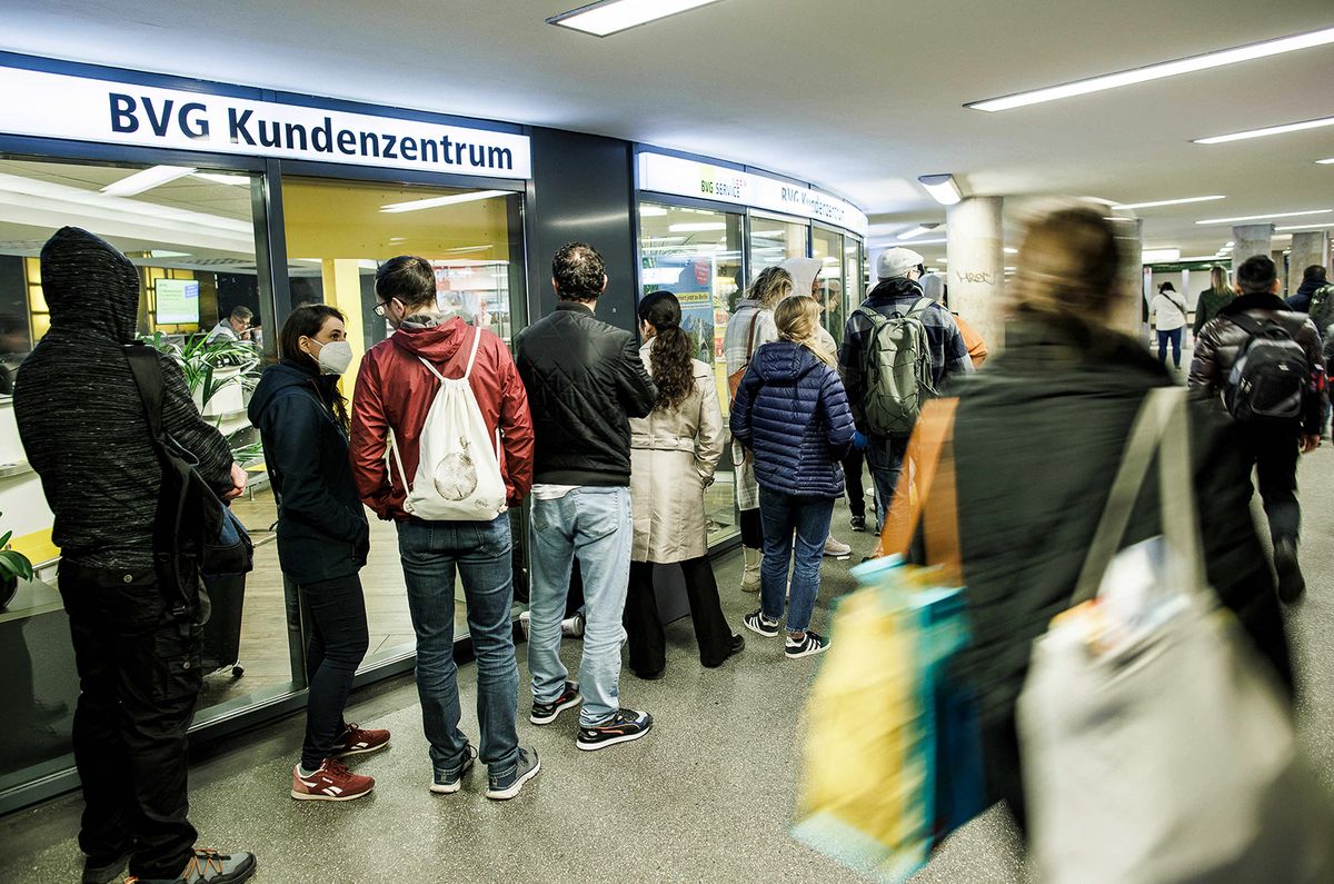 Long lines in front of ticket counters in Berlin
30 April 2023, Berlin: People stand in line at the BVG service center at Zoo station. Shortly before its launch on Monday, the new Deutschlandticket has once again aroused great interest in Berlin. At Alexanderplatz, a queue more than 100 meters long formed in front of sales outlets. Photo: Carsten Koall/dpa (Photo by CARSTEN KOALL / DPA / dpa Picture-Alliance via AFP)