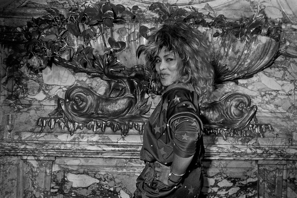 US singer Tina Turner poses after being awarded by a Golden record award on October 8, 1986 in Paris. (Photo by Georges BENDRIHEM / AFP)