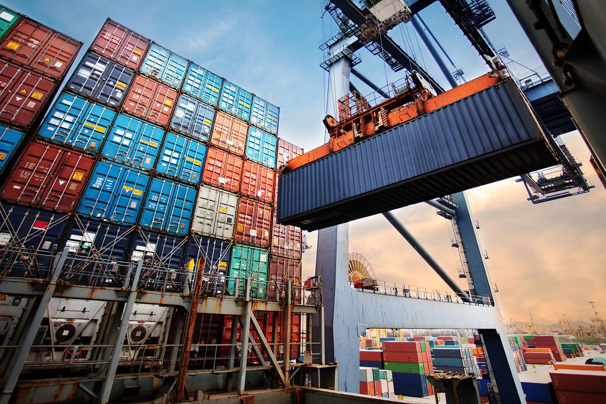 Container,Loading,In,A,Cargo,Freight,Ship,With,Industrial,Crane.
külkereskedelem