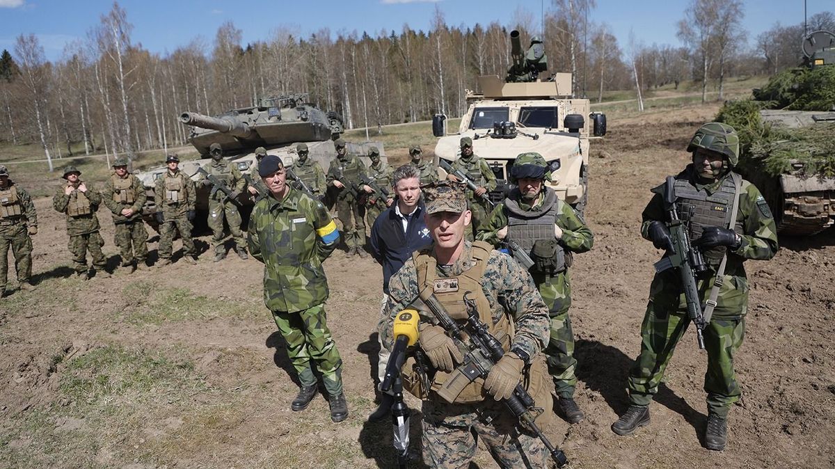 SWEDEN-US-DEFENCE-MILITARY-EXERCISE
The head of the US Marine Corps unit, Lieutenant Colonel Nathan Knowles (C, foreground), addresses journalists as in the background can be seen (from the left): the exercise leader for Aurora 23, Brigadier General Stefan Andersson, Sweden's Minister of Defense Pĺl Jonson, the head of the first division Brigadier General Rickard Johansson, and Michael Carlén, head of the Skaraborg Brigade, on site at the military exercise Aurora 23 military exercise when the Swedish brigade trains together with the US Marines at the Skaraborg Regiment in Skövde, Sweden, on April 28, 2023. (Photo by Adam IHSE / TT NEWS AGENCY / AFP) / Sweden OUT