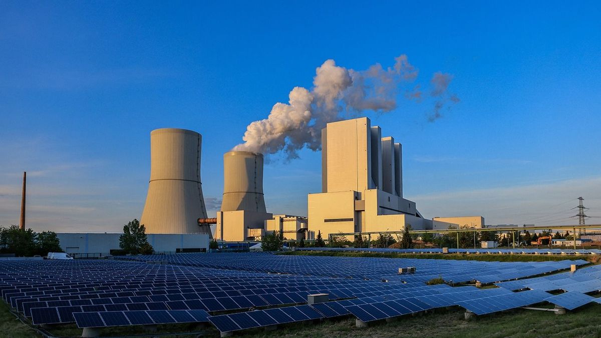 Sunrise at Mehrum coal power plant07 February 2023, Lower Saxony, Hohenhameln: The sun rises behind Mehrum power plant in the Peine district. The coal-fired power plant has been back on the grid as a "market returnee" since August 2022. An ordinance had allowed hard coal-fired power plants from the so-called grid reserve to be put back into operation in order to save natural gas. Photo: Marco Rauch/dpa (Photo by Marco Rauch / DPA / dpa Picture-Alliance via AFP)